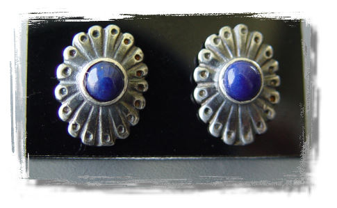 Tiny Concha Earrings